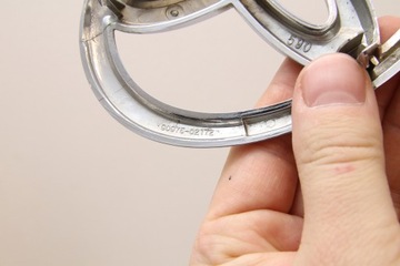 LOGO ZNAK ZNAKY VÍKO KUFRU ZADNÍ ORIGINÁLNÍ TOYOTA PRIUS III 3 2009-2015