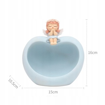 Ключи от статуи маленькой девочки на столе из смолы