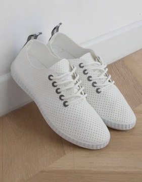 5526 БЕЛЫЕ КОЖАНЫЕ АЖУРНЫЕ КРОССОВКИ 40