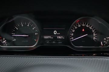 Peugeot 2008 I SUV Facelifting 1.2 PureTech 110KM 2016 Peugeot 2008 1.2 PureTech, Salon Polska, zdjęcie 10