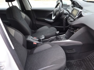 Peugeot 2008 I SUV Facelifting 1.2 PureTech 110KM 2017 Peugeot 2008 1.2 PureTech, Salon Polska, Navi, zdjęcie 8