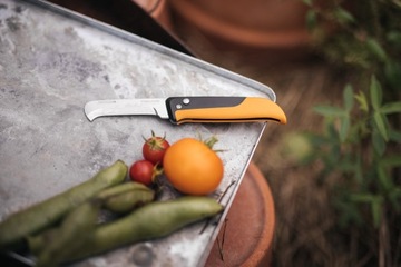 FISKARS X-SERIES K80 Изогнутый складной нож для заготовки грибов, фруктов и овощей