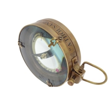 Латунный картограф с компасом облегчает чтение карт