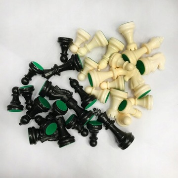 32 шахматные фигуры диаметром 6,4 см для взрослых и детей.