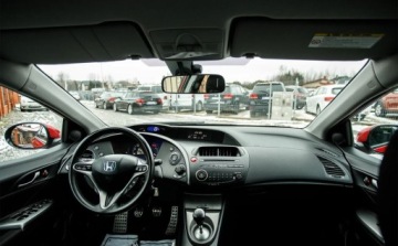 Honda Civic VIII Hatchback 3d 1.8 i-VTEC 140KM 2011 Honda Civic 1.8 i-VTEC 140KM benzyna niski przebieg PDC Climatronic welur, zdjęcie 26