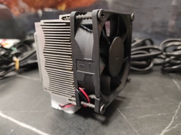 СВЕТОДИОДНАЯ ЛАМПА ДЛЯ ВЫРАЩИВАНИЯ РАСТЕНИЙ 70ВТ НА РАДИАТОРЕ - ПОЛНЫЙ СПЕКТР / БЕЛЫЙ