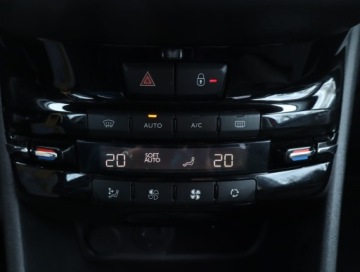 Peugeot 2008 I SUV Facelifting 1.2 PureTech 110KM 2017 Peugeot 2008 1.2 PureTech, Salon Polska, zdjęcie 18