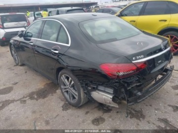 Mercedes Klasa E W213 2022 Mercedes-Benz Klasa E 2022r., 2.0L 2.0 Benzyna 255KM, zdjęcie 2
