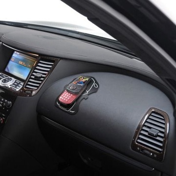 Противоскользящая накладка в форме автомобиля.