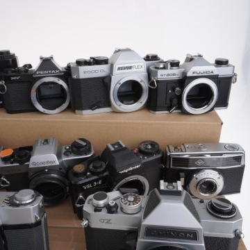 Большой набор фотоаппаратов – Rolleiflex, Pentax и другие.