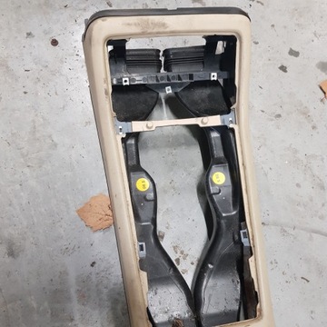 ТУННЕЛЬ КОРПУСА ЦЕНТРАЛЬНОЙ ПАНЕЛИ КРЕМОВЫЙ AUDI A8 D3