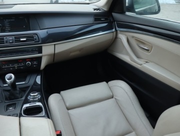 BMW Seria 5 F10-F11 Limuzyna 530d 245KM 2010 BMW 5 530d, 241 KM, Skóra, Navi, Xenon, Bi-Xenon, zdjęcie 7