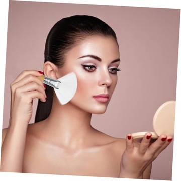 2 кисти для пудры. Кисть для макияжа. Кисть для хайлайтера. Веерная кисть.