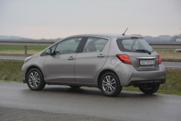 Toyota Yaris III Hatchback 5d Facelifting 1.33 Dual VVT-i 99KM 2015 Toyota Yaris 1.33 Benzyna nawi hak kamera cofania, zdjęcie 5