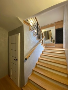 Деревянные лестницы, ступени, дубовые рейки балюстрады