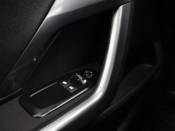 Peugeot 2008 I SUV Facelifting 1.2 PureTech 82KM 2018 Peugeot 2008 1.2 PureTech, Salon Polska, Navi, zdjęcie 15