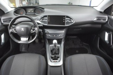 Peugeot 308 II SW Facelifting 1.2 PureTech 110KM 2018 Peugeot 308 1.2 Turbo doinwestowany hak nawigacja, zdjęcie 11