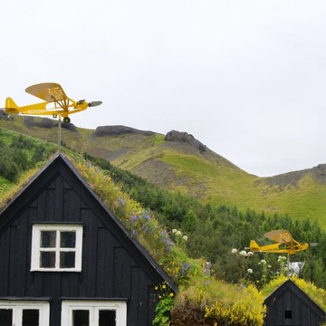 САД САМОЛЕТ НА КРЫШЕ ВЕТРЯНАЯ ЛОЖКА ВЕТРЯНАЯ МЕЛЬНИЦА