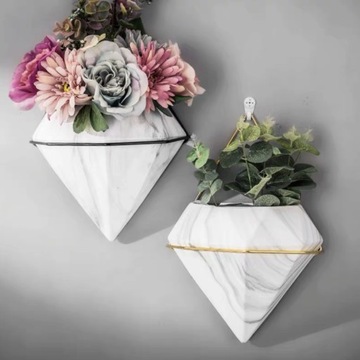 Zestaw kwietników na ściany białych ramka czarna