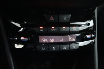 Peugeot 2008 I SUV Facelifting 1.2 PureTech 110KM 2018 Peugeot 2008 1.2 PureTech, 1. Właściciel, Skóra, zdjęcie 15