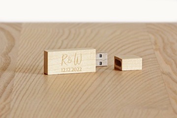 Коробка с гравировкой для фотографий 18х23 на флешке.