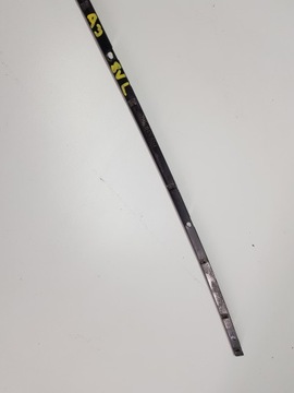 КРЕПЛЕНИЕ ЛЕВОГО СТЕКЛА A3 8V5 СЕДАН