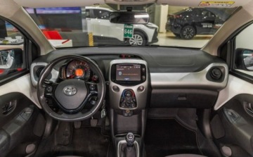 Toyota Aygo II Hatchback 5d 1.0 VVT-i 69KM 2017 Toyota Aygo 1.0 VVT-i X-play EU6 Benzyna 69KM, zdjęcie 5