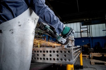 Беспроводная угловая шлифовальная машина. Metabo W 18 L 9-125 картонная коробка
