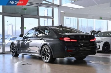 BMW Seria 5 G30-G31 Limuzyna Facelifting 3.0 540i 333KM 2023 BMW Seria 5 540i xDriveFV23Adaptacyjny Reflektor LEDM Kierownica Skorzana, zdjęcie 19