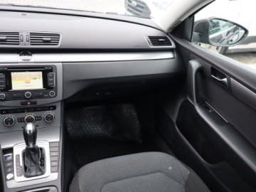 Volkswagen Passat B7 Variant 2.0 TDI CR DPF BlueMotion 140KM 2013 VW Passat 2.0 TDI, Salon Polska, DSG, Navi, Xenon, zdjęcie 7