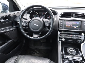 Jaguar XE Sedan 2.0 i4 180KM 2018 Jaguar XE 20d, 177 KM, Automat, Skóra, Navi, zdjęcie 6