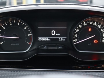 Peugeot 208 I Hatchback 5d Facelifting 1.2 PureTech 82KM 2017 Peugeot 208 1.2 PureTech, Salon Polska, zdjęcie 10