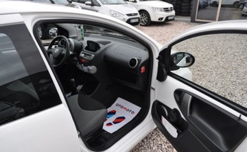 Toyota Aygo I Hatchback 5d Facelifting 1.0 VVT-i 68KM 2013 Toyota Aygo Klimatyzacja Nawigacja TOM TOM Elektryczne Szyby Benzyna 68KM, zdjęcie 13