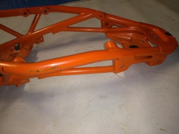 KTM Duke 125 19r задняя рамная стойка хвостовой румпель