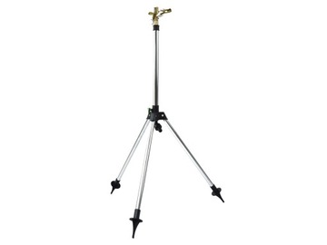 Металлический пульсирующий садовый ороситель на подставке.