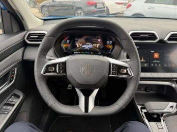 MG ZS II SUV Hybrid+ 1.5 HEV+ 197KM 2025 MG ZS ISOFIX - zaczepy fotelika dzieciecego Kierownica obszyta skora LED, zdjęcie 7
