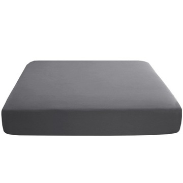 Кровать застелена тонким, удобным матрасом.