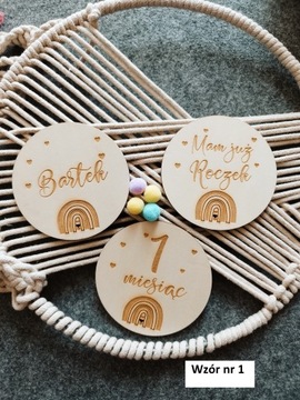 Деревянные доски-месяцы для детских фотографий.