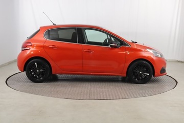 Peugeot 208 I Hatchback 5d Facelifting 1.2 PureTech 110KM 2016 Peugeot 208 1.2 PureTech, Salon Polska, zdjęcie 5