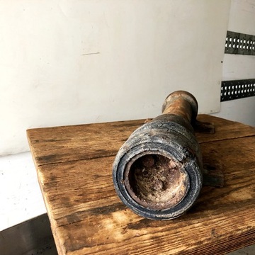 Старый ролик с подшипниками для циркулярной пилы.