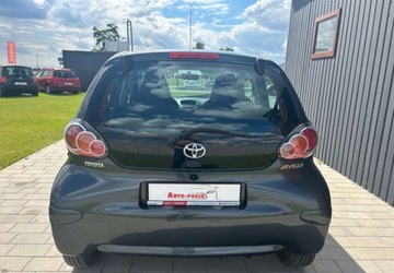 Toyota Aygo I Hatchback 5d Facelifting 1.0 VVT-i 68KM 2012 Toyota Aygo 5-cio drzwiowa, Klimatyzacja, Model po Liftingu Benzyna 68KM, zdjęcie 5