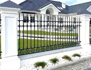 Бетонные заборы, дворовые стены, каркас, блоки