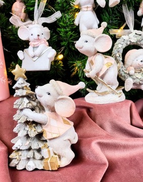 FIGURKA BOŻONARODZENIOWA MYSZ Z CHOINKĄ RÓŻOWA