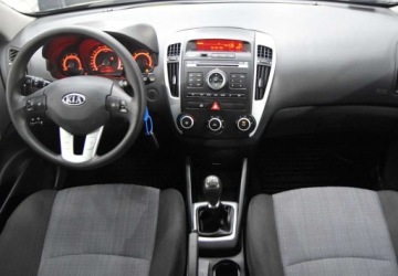 Kia Ceed I Hatchback 5d Facelifting 1.6 DOHC CVVT 126KM 2012 Kia Ceed Polski salon _ 1.6 benzyna 125 KM _ Klimatyzacja _ opony wielosez, zdjęcie 4