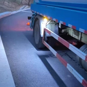 Основание из сплава со светодиодным боковым маркером 24 В. Простая установка. Автоматический эффект красного света