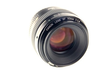 Canon EF 50 мм USM f/1.4 в отличном состоянии.