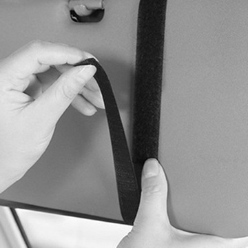 Универсальный органайзер для автомобильных солнцезащитных козырьков с множеством карманов для аксессуаров в салоне.