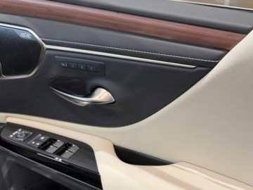 Lexus ES VII (XV70) Sedan Facelifting 300h 218KM 2025 LEXUS ES 300h Omotenashi Sedan 2.5 E-CVT 218KM 2025, zdjęcie 7