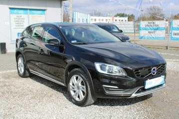 Volvo V60 I Kombi Facelifting 2.0 D4 DRIVE-E 190KM 2018 Volvo V60 Cross Country Momentum 190HP F-vat Salon, zdjęcie 3
