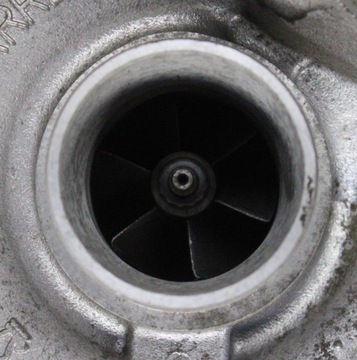 BMW E65 740D M67 TURBO PRAVÁ SEŘIZOVACÍ 7789069